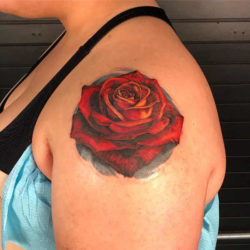 Tatuaggi con Rose: Significato, 50 immagini a cui ispirarsi