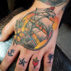 Tatuaggi sulle Mani: Significato, 100 immagini a cui ispirarsi