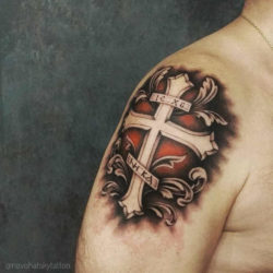 Tatuaggio Croce: Significato, Idee e Foto